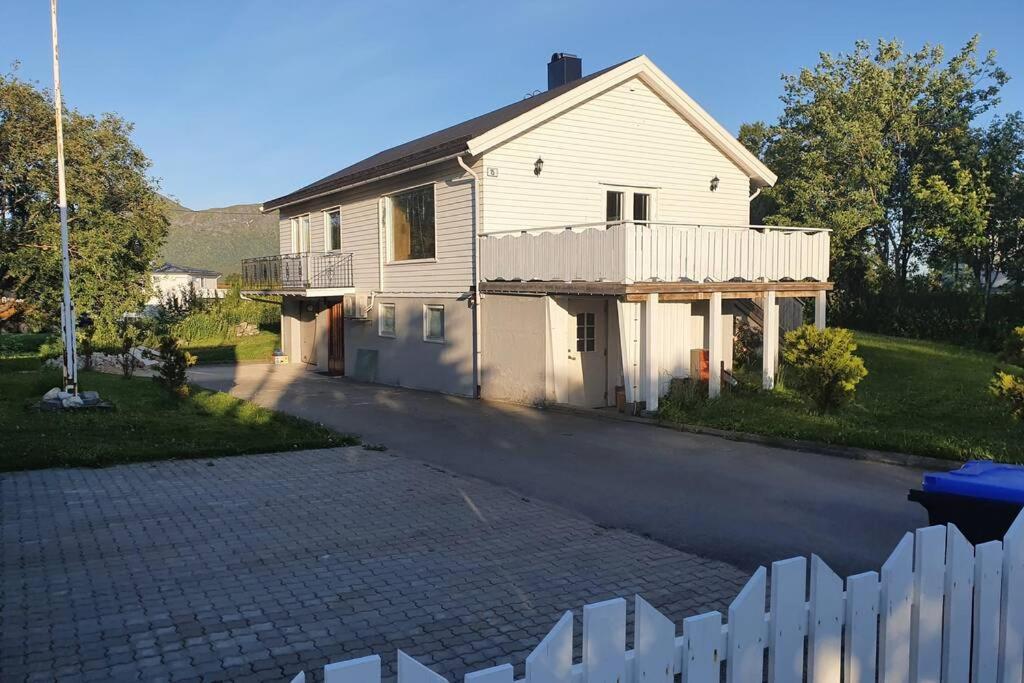 Hus Sentralt I Lofoten Apartment Leknes Ngoại thất bức ảnh